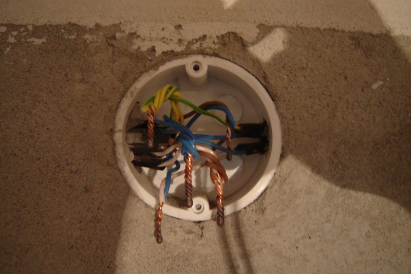 Коммутация проводов в распределительной коробке Коммутация в распределительной коробке