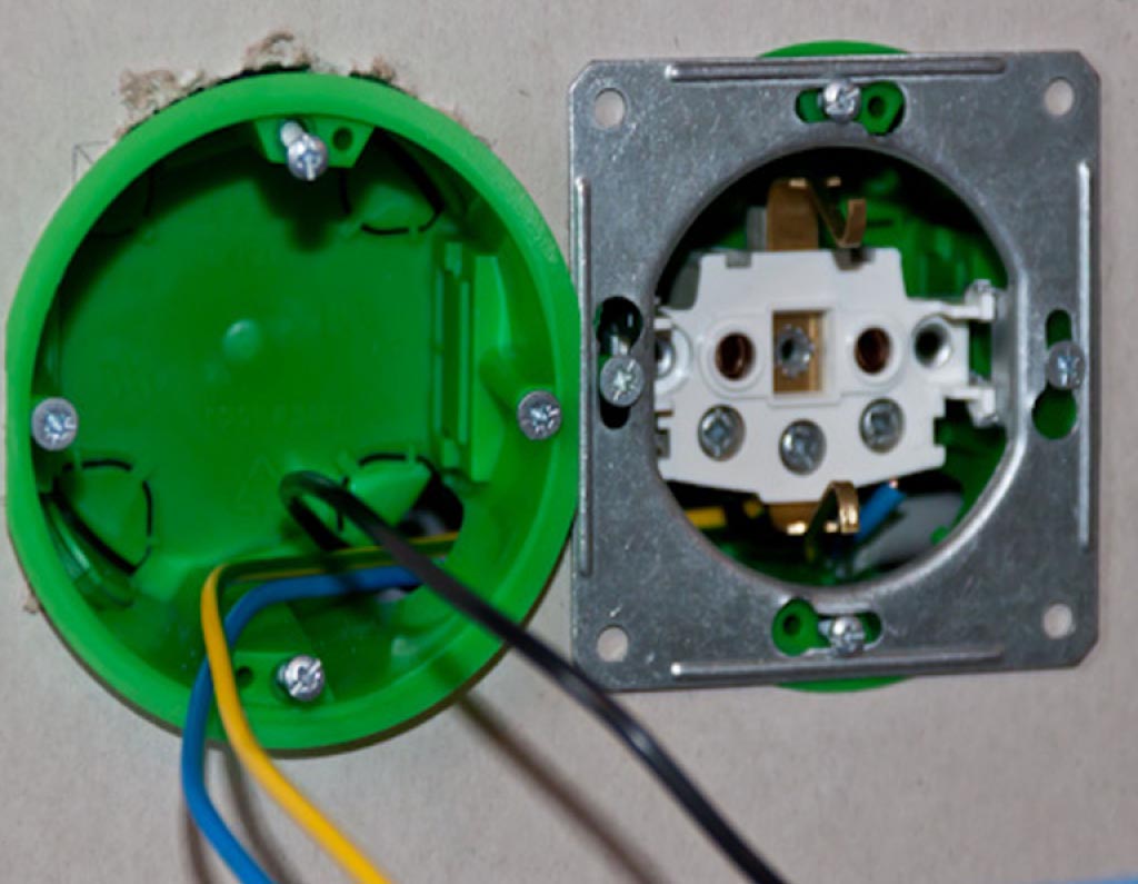 Монтаж розетки в полой стене Монтаж розетки в гипсокартон