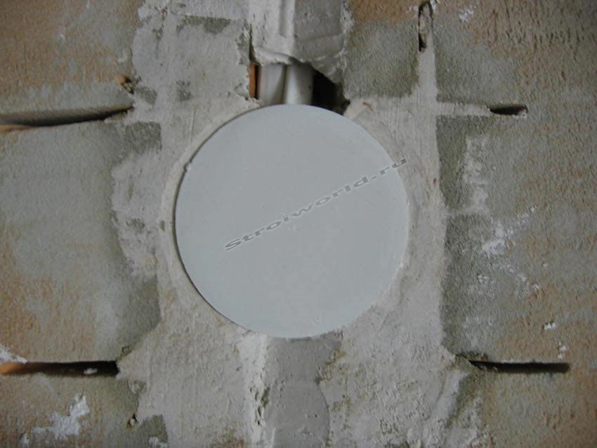 Монтаж скрытой распределительной коробки в сплошной стене Монтаж скрытой распределительной коробки