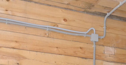 Прокладка кабеля в гофрированной трубе Монтаж электропроводки в гофре